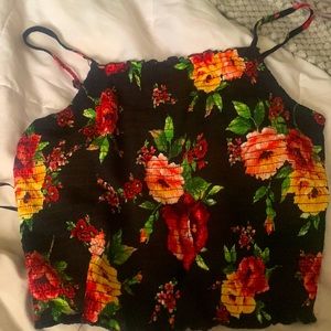 A cute floral top perfect for summer time 💐